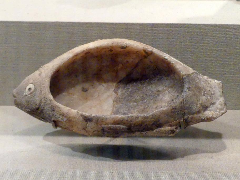 Gefäß in Form eines Fisches, 2000 - 1000 v. Chr., Bild 1/2