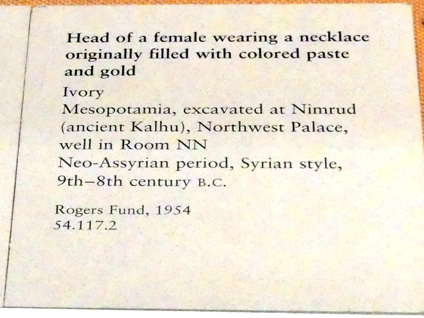 Frauenkopf mit einer Halskette, Neuassyrisches Großreich, 1500 - 600 v. Chr., 900 - 700 v. Chr., Bild 2/2