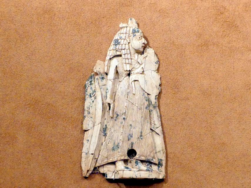 Plakette mit einer ägyptisch gekleideten Figur, Neuassyrisches Großreich, 1500 - 600 v. Chr., 900 - 700 v. Chr.