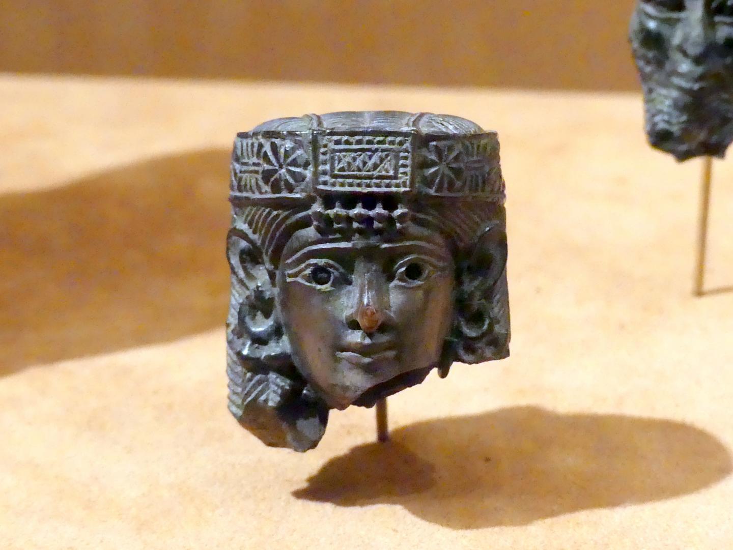 Weiblicher Kopf mit Rosettendiademen, Neuassyrisches Großreich, 1500 - 600 v. Chr., 800 - 700 v. Chr., Bild 1/2