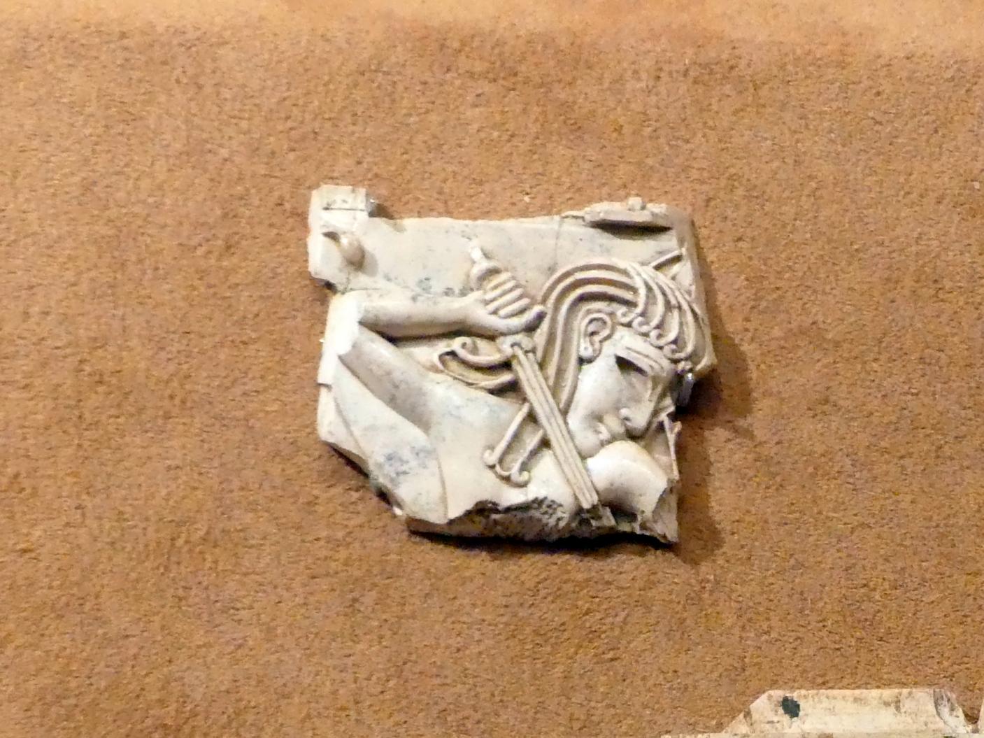 Plakette mit einer Figur, die ein Schwert hält, Neuassyrisches Großreich, 1500 - 600 v. Chr., 900 - 700 v. Chr.