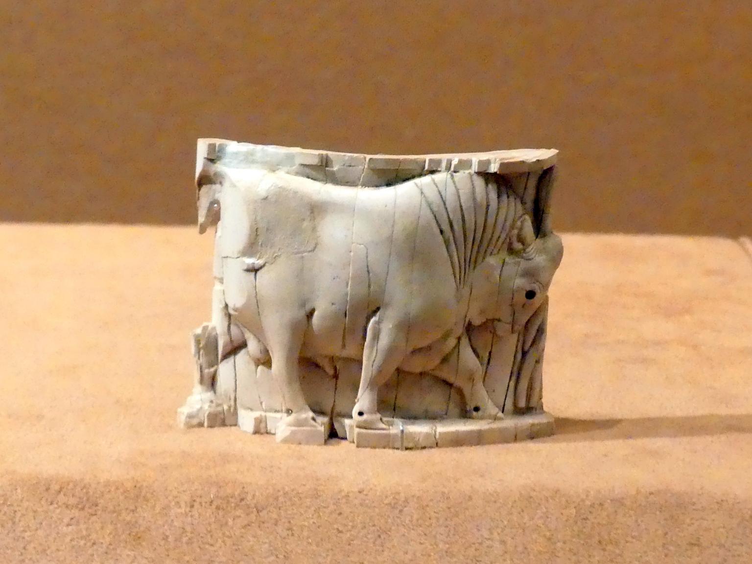 Kosmetikbox mit einem schreitenden Stier, Neuassyrisches Großreich, 1500 - 600 v. Chr., 900 - 700 v. Chr.