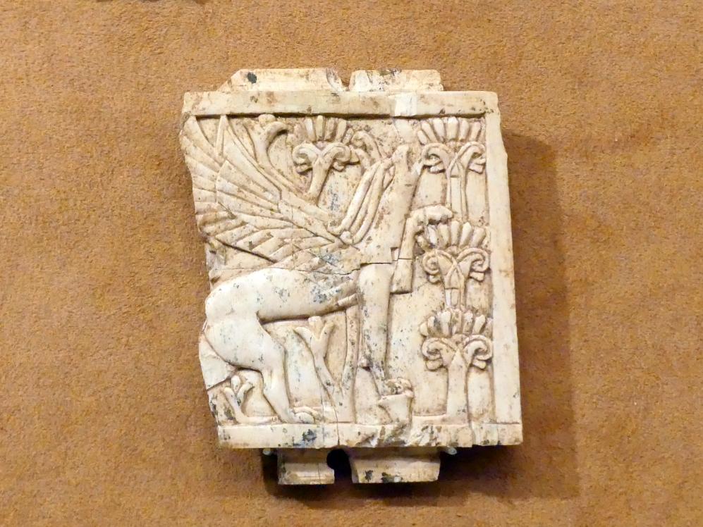 Plakette mit einem Greif in einer Blumenlandschaft, Neuassyrisches Großreich, 1500 - 600 v. Chr., 900 - 700 v. Chr.