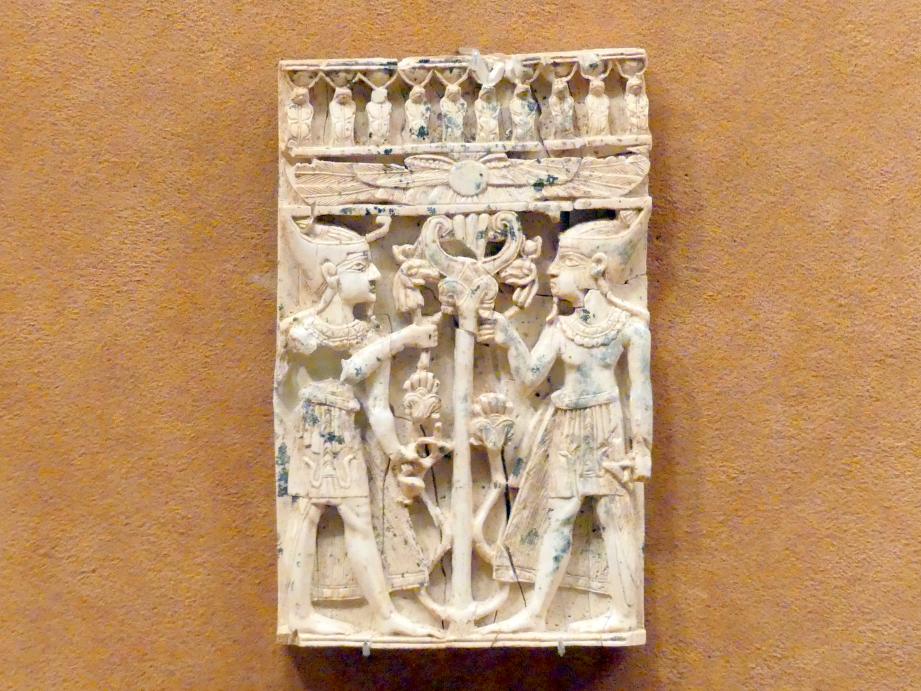 Plakette mit zwei ägyptisierenden Figuren an einer Volute, Neuassyrisches Großreich, 1500 - 600 v. Chr., 900 - 700 v. Chr.