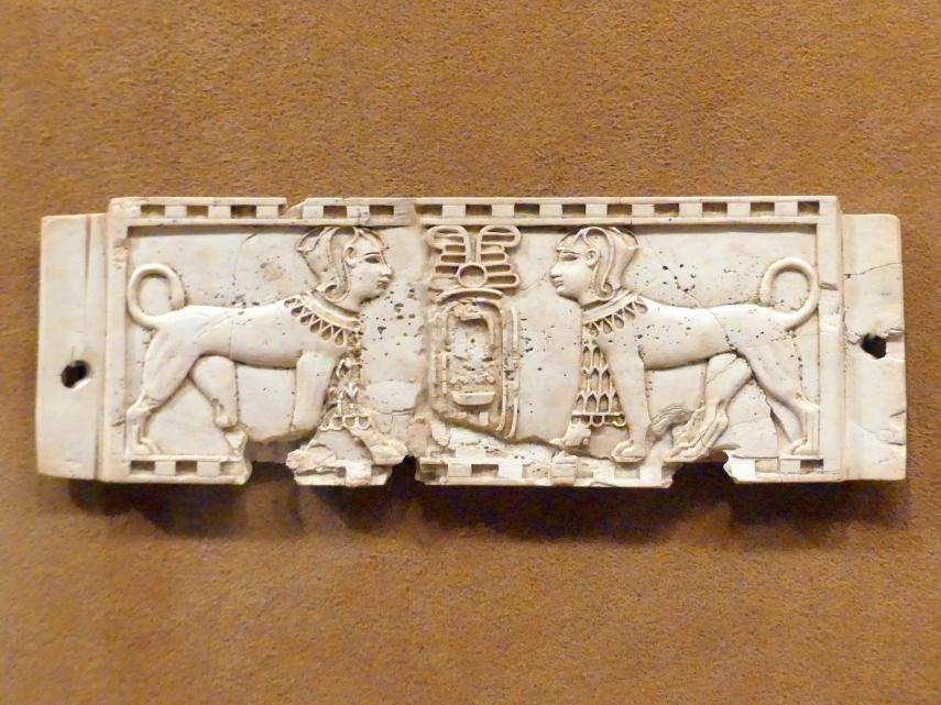 Plakette mit zwei Sphinxen an einer Kartusche, Neuassyrisches Großreich, 1500 - 600 v. Chr., 900 - 700 v. Chr.