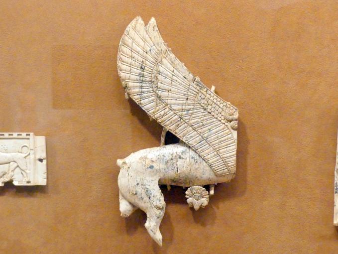 Plakette mit einer Sphinx, die durch eine Blumenlandschaft schreitet, Neuassyrisches Großreich, 1500 - 600 v. Chr., 900 - 700 v. Chr.