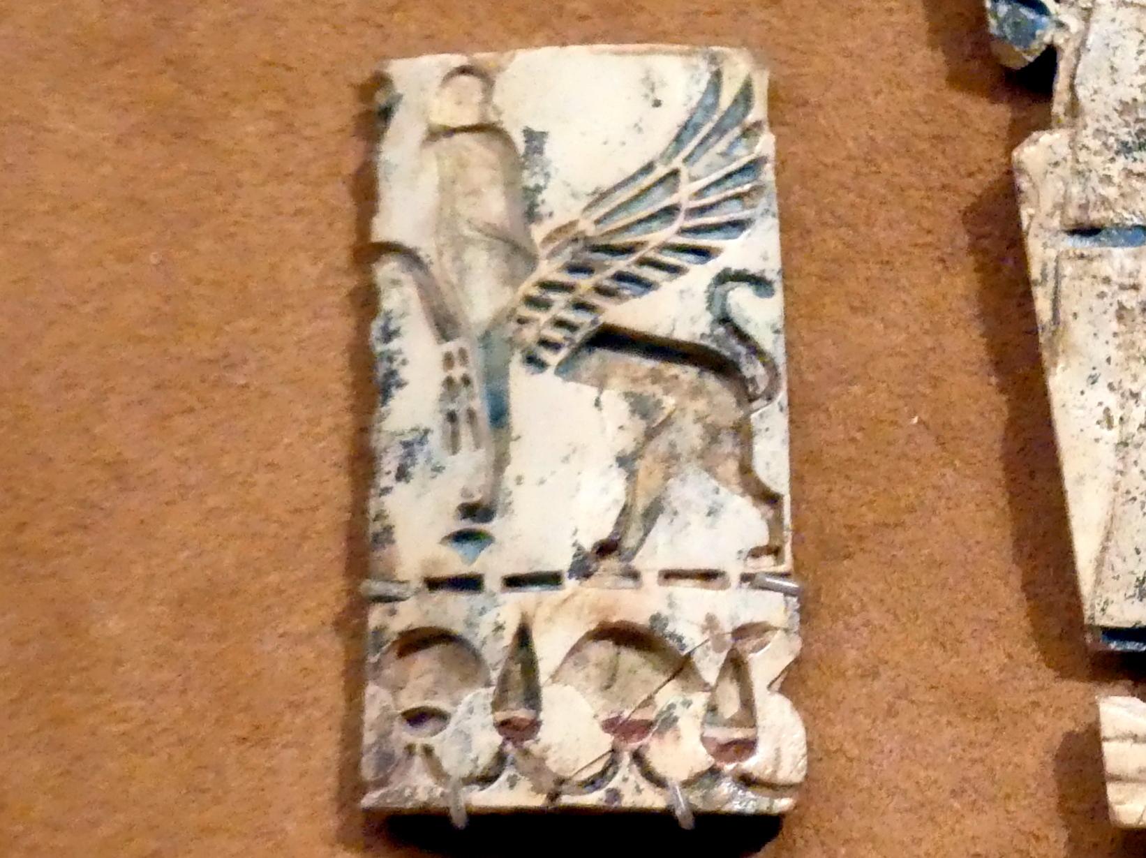 Plakette mit Greif und Blumenfries, Neuassyrisches Großreich, 1500 - 600 v. Chr., 900 - 700 v. Chr.