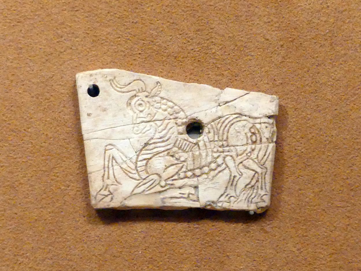 Plakette mit einem knienden Stier, Neuassyrisches Großreich, 1500 - 600 v. Chr., 900 - 700 v. Chr.