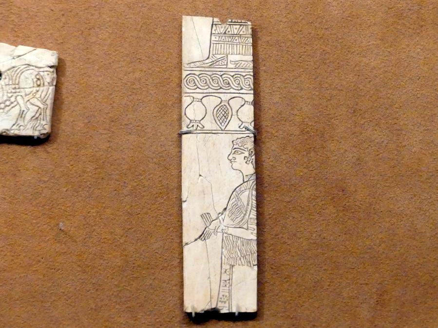 Plakette mit zwei Figuren in zwei Registern, Neuassyrisches Großreich, 1500 - 600 v. Chr., 900 - 800 v. Chr.