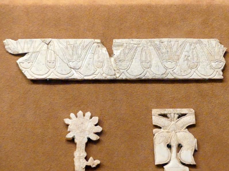 Plakette mit einem Fries aus Lotusblüten und Knospen, Neuassyrisches Großreich, 1500 - 600 v. Chr., 900 - 700 v. Chr.