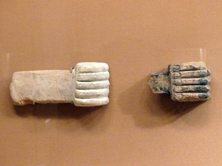 Miniatur-Konsole in Form einer Hand, Neuassyrisches Großreich, 1500 - 600 v. Chr., 883 - 859 v. Chr.