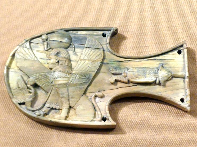 Scheuklappe mit sitzender Sphinx, Neuassyrisches Großreich, 1500 - 600 v. Chr., 800 - 700 v. Chr.