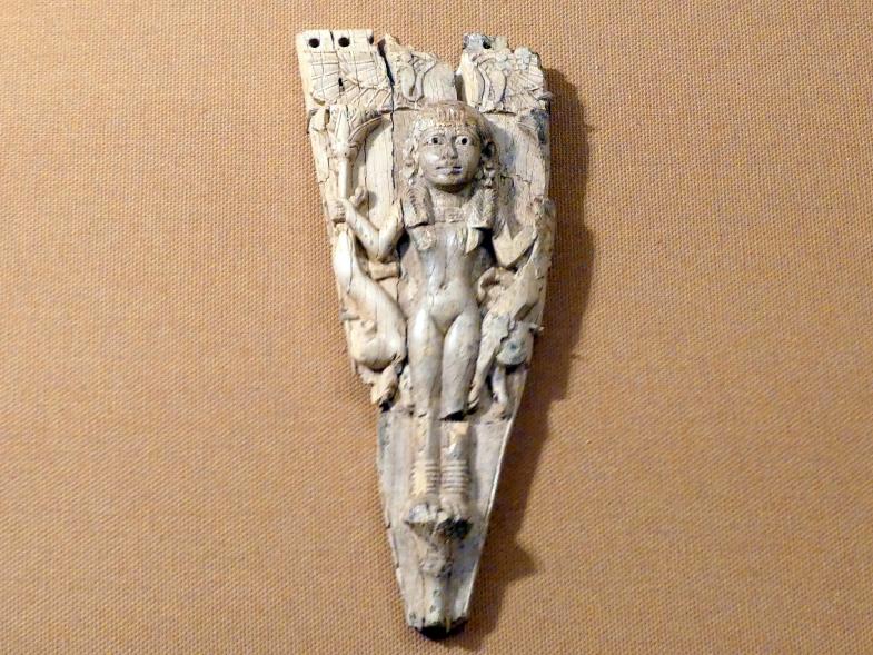 Geschnitzte Pferdefront mit einer von Löwen flankierten weiblichen Figur, Neuassyrisches Großreich, 1500 - 600 v. Chr., 900 - 700 v. Chr.
