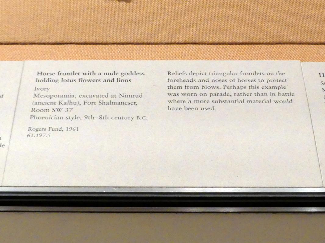 Geschnitzte Pferdefront mit einer von Löwen flankierten weiblichen Figur, Neuassyrisches Großreich, 1500 - 600 v. Chr., 900 - 700 v. Chr., Bild 2/2