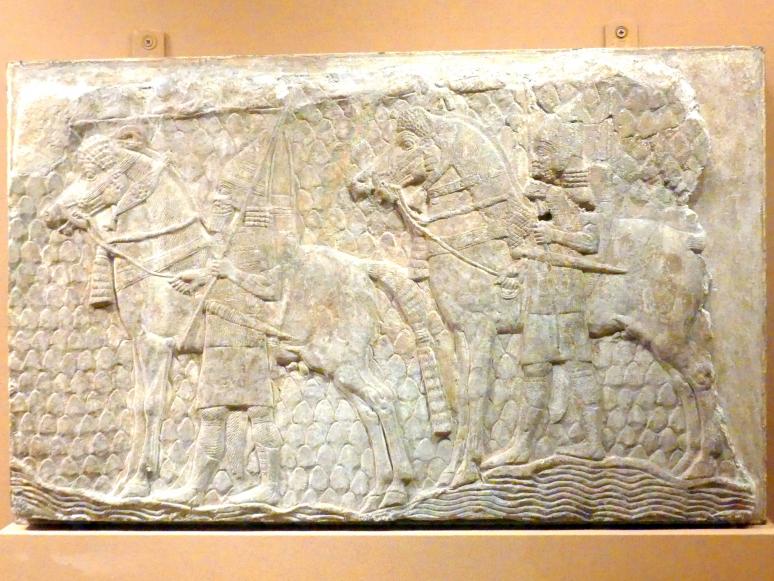 Relieffragment: Kavalleristen entlang eines Baches in bergigem Gelände, Neuassyrisches Großreich, 1500 - 600 v. Chr., 704 - 681 v. Chr.