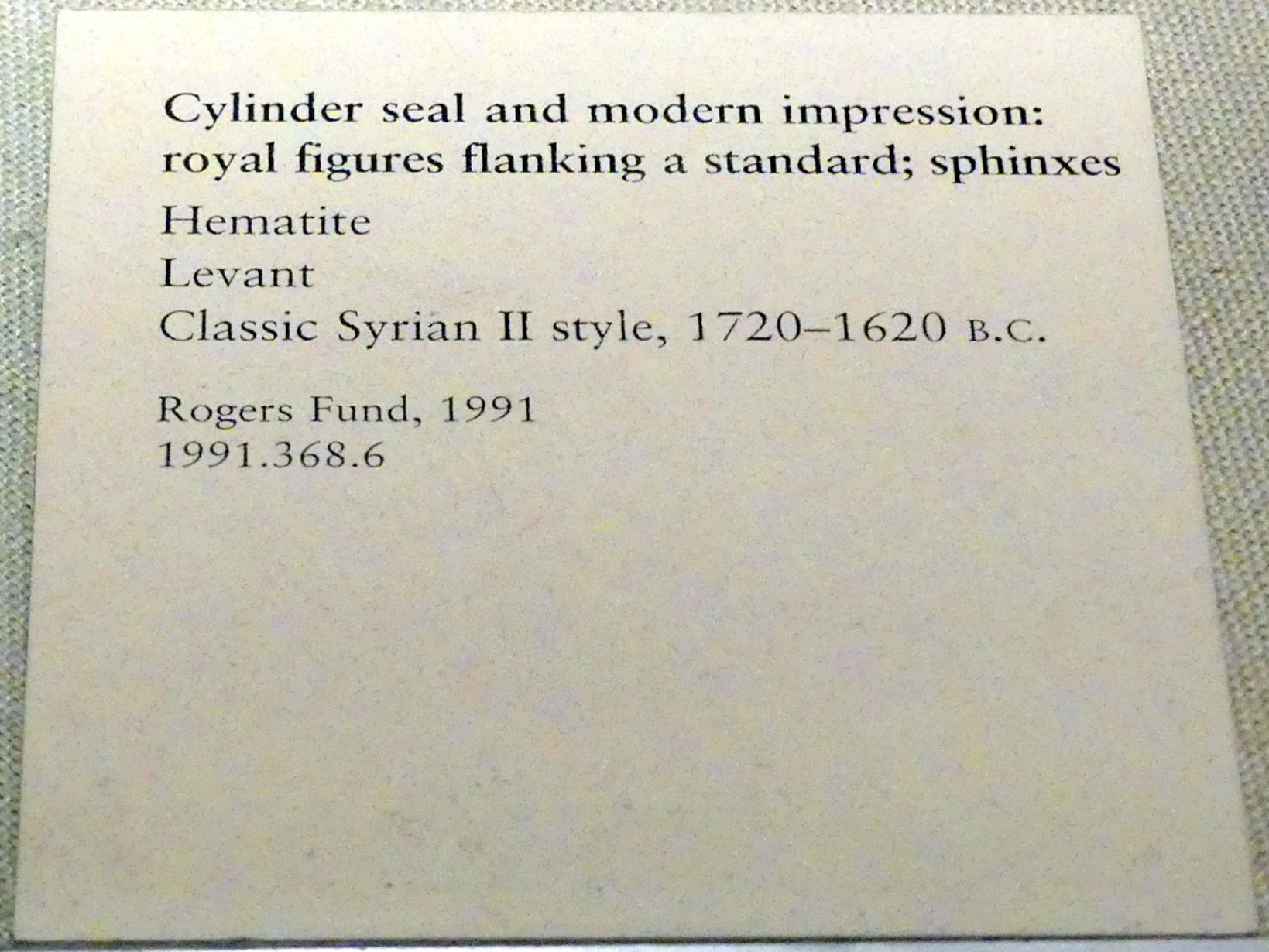 Rollsiegel und moderner Abdruck: königliche Figuren neben einer Standarte; Sphinxe, 1720 - 1620 v. Chr., Bild 2/2