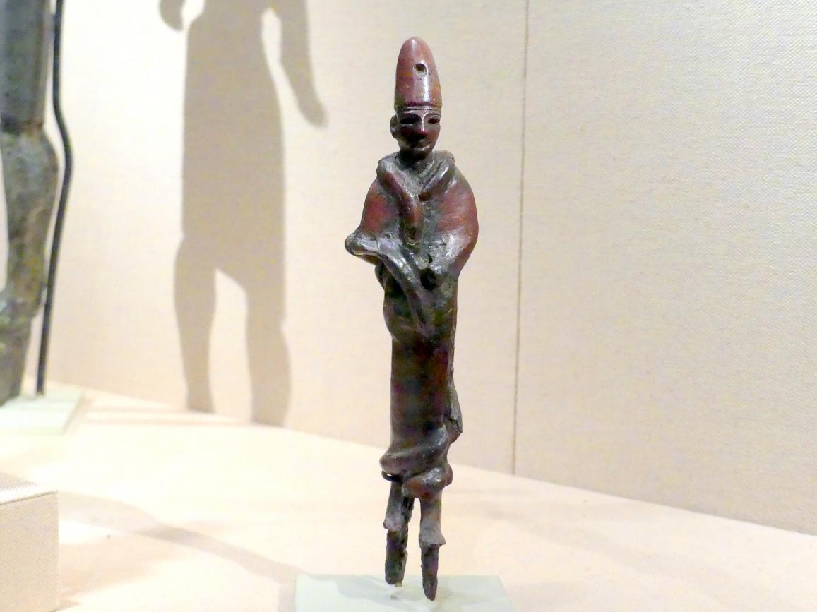 Königliche oder göttliche Figur mit hohem konischem Kopfschmuck, Mittlere Bronzezeit, 3000 - 1300 v. Chr., 1800 - 1600 v. Chr., Bild 1/2