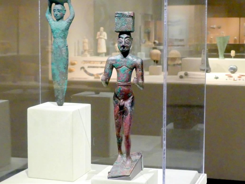 Mann, der eine Kiste trägt, möglicherweise für Opfergaben, Frühdynastisch (Mesopotamien), 2900 - 2000 v. Chr., 2900 - 2600 v. Chr., Bild 2/7