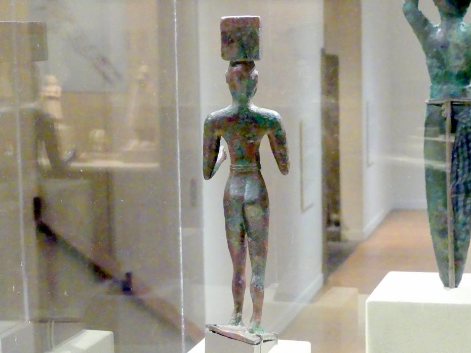 Mann, der eine Kiste trägt, möglicherweise für Opfergaben, Frühdynastisch (Mesopotamien), 2900 - 2000 v. Chr., 2900 - 2600 v. Chr., Bild 4/7