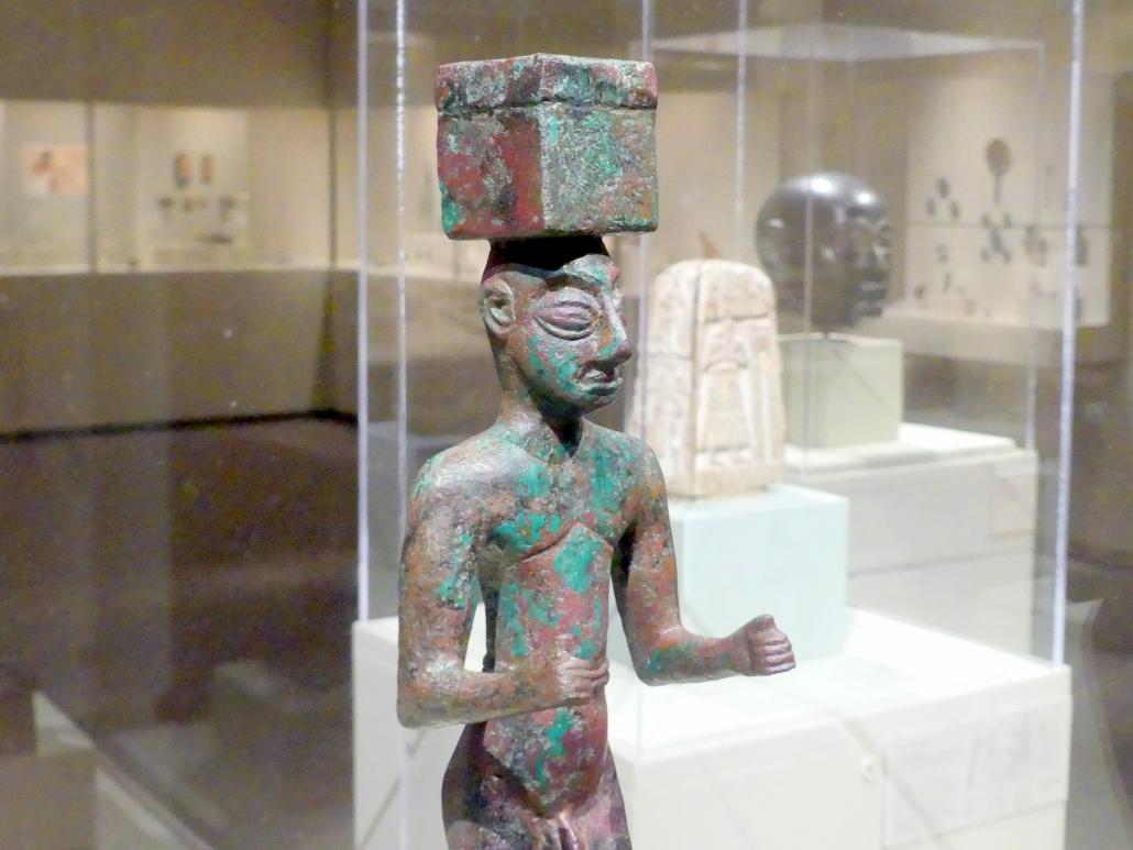Mann, der eine Kiste trägt, möglicherweise für Opfergaben, Frühdynastisch (Mesopotamien), 2900 - 2000 v. Chr., 2900 - 2600 v. Chr., Bild 6/7