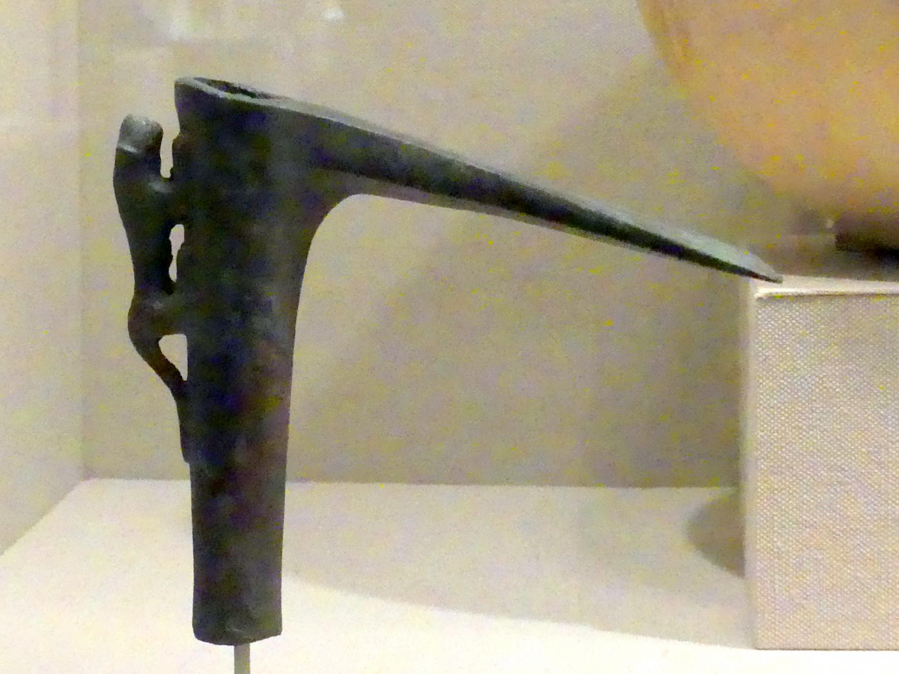 Spitzhacke mit hockendem Löwen, 2500 - 2000 v. Chr.
