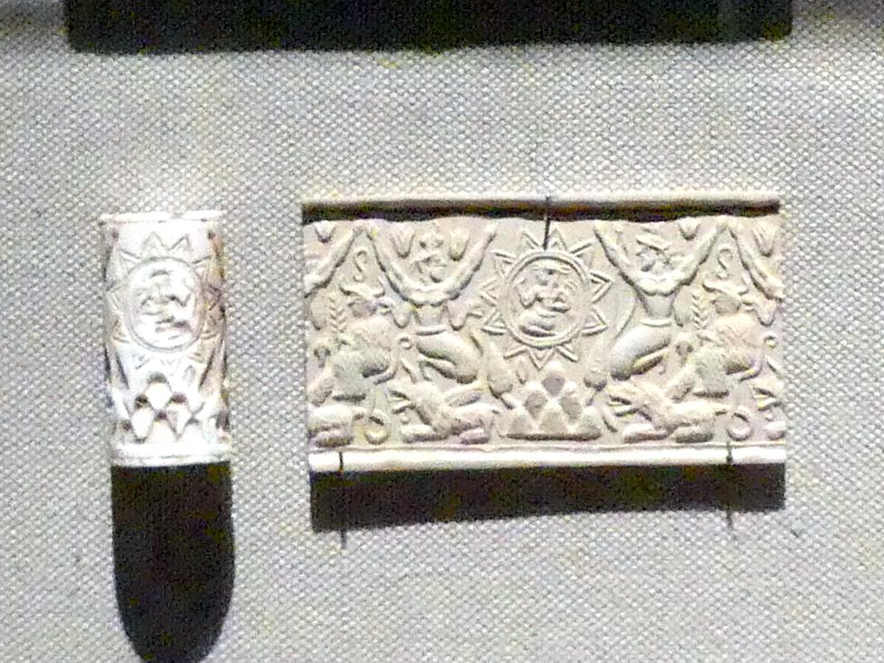 Rollsiegel und moderner Abdruck: zwei kniende Figuren an einem Medaillon, Drachen, sitzende einen Zweig haltende weibliche Gottheit, 2200 - 2000 v. Chr., Bild 1/2