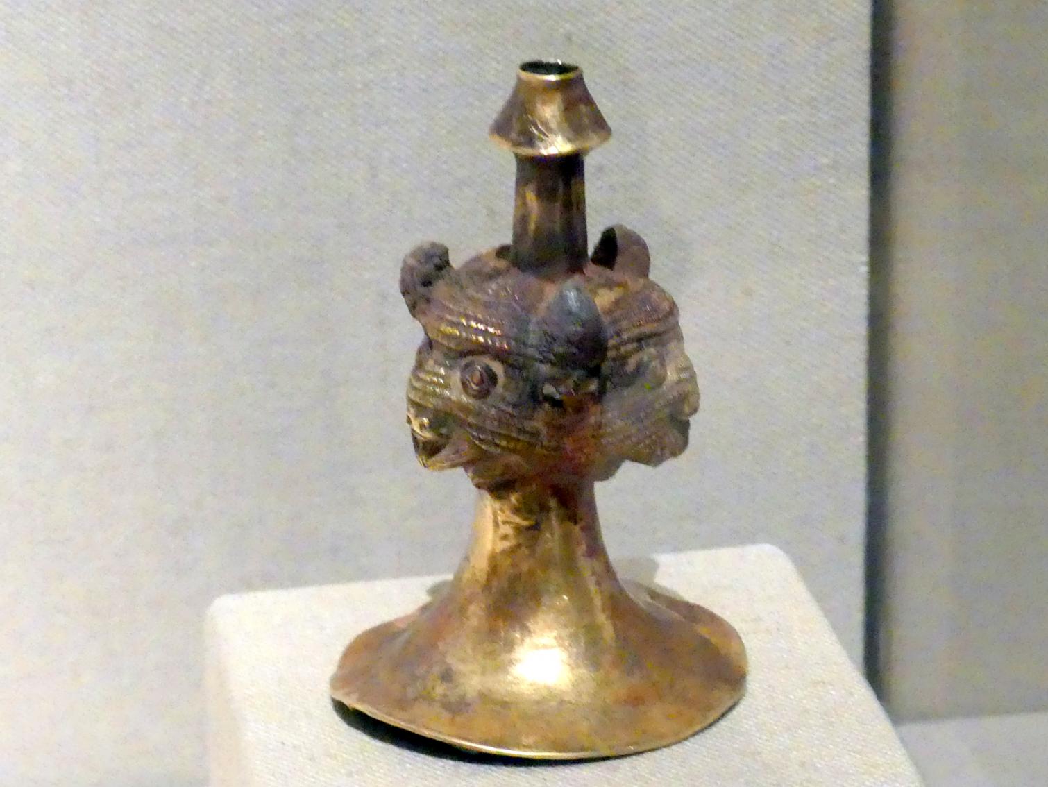 'Trompete' mit Bisonköpfen, 2000 - 1800 v. Chr.