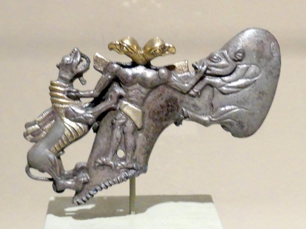 Schachtlochaxt mit vogelköpfigem Dämon, Eber und Drachen, 2200 - 1800 v. Chr., Bild 1/2
