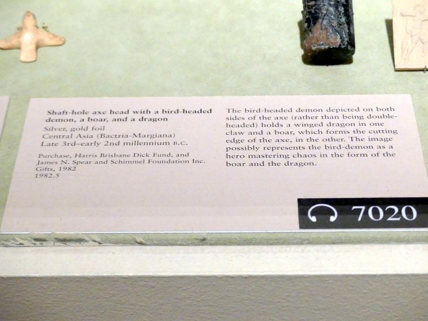 Schachtlochaxt mit vogelköpfigem Dämon, Eber und Drachen, 2200 - 1800 v. Chr., Bild 2/2