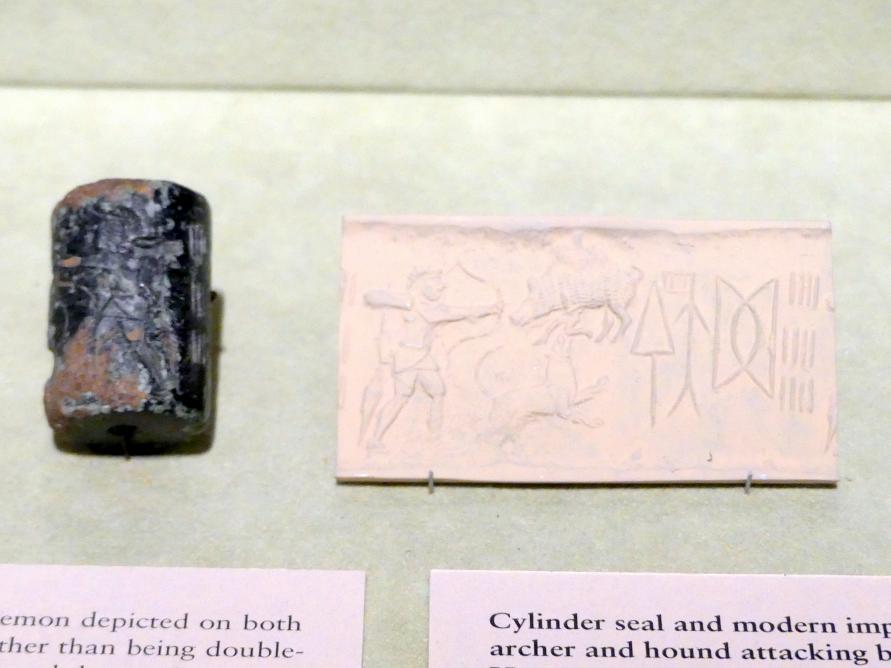 Rollsiegel mit modernem Abdruck: Bogenschütze und Eber angreifender Hund; Indusschrift, 2200 - 1800 v. Chr.
