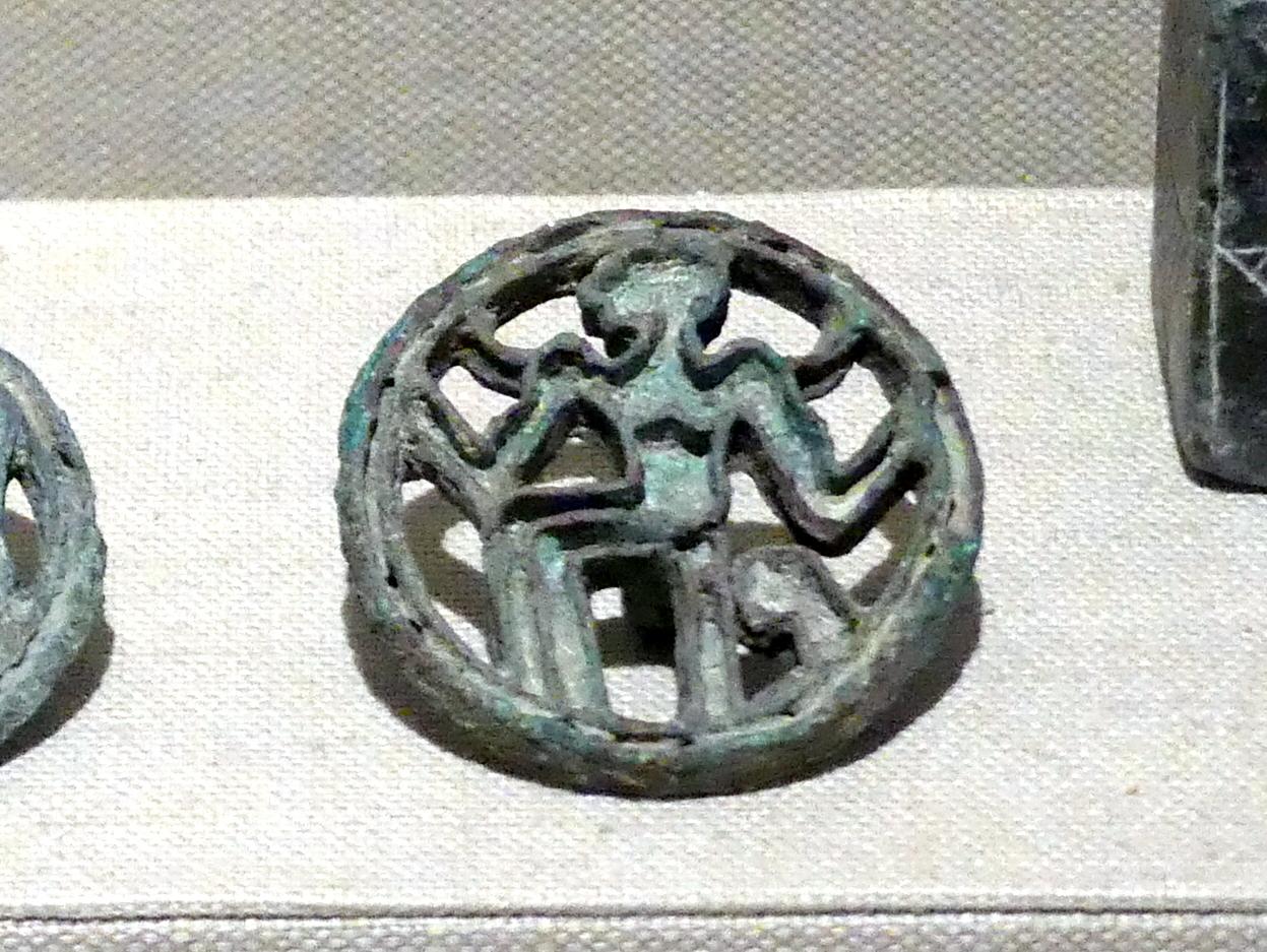 Durchbrochener Stempel mit sitzender Figur, 2200 - 1800 v. Chr.