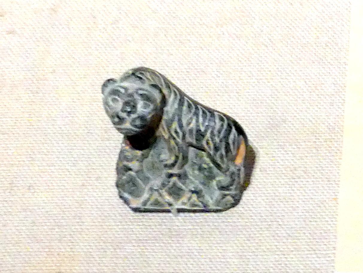 Tigerplakette (?), Bronzezeit, 3365 - 700 v. Chr., 2200 - 1800 v. Chr., Bild 1/2