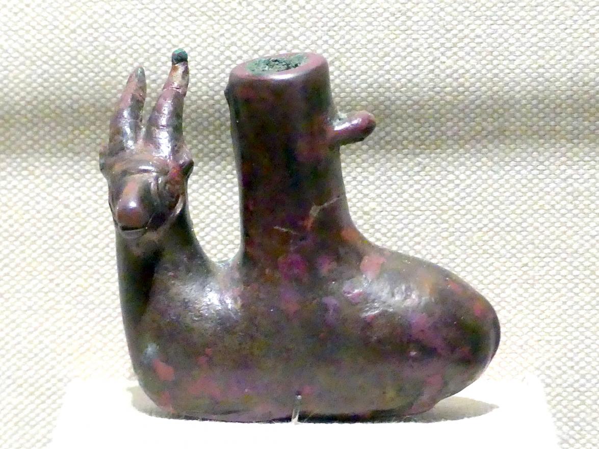Kosmetikbehälter mit gehörnter Tierprotome und Applikator, Bronzezeit, 3365 - 700 v. Chr., 2200 - 1800 v. Chr.