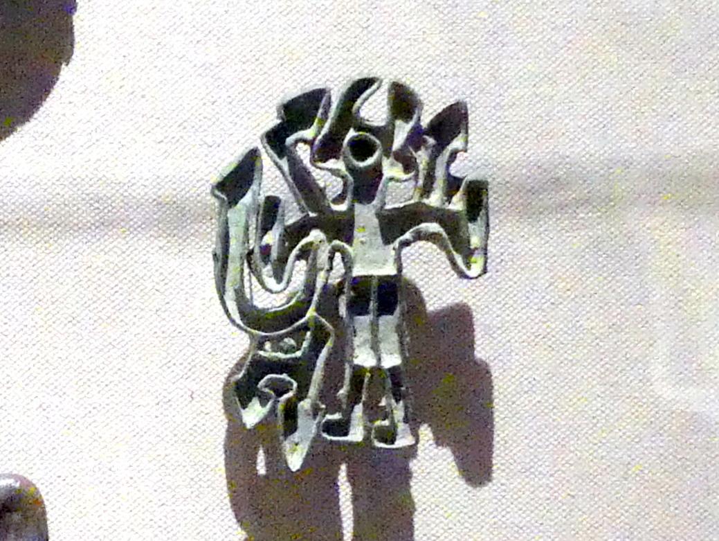 Durchbrochener Stempelsiegel: Figur mit Schlangen, Bronzezeit, 3365 - 700 v. Chr., 2200 - 1800 v. Chr., Bild 1/2