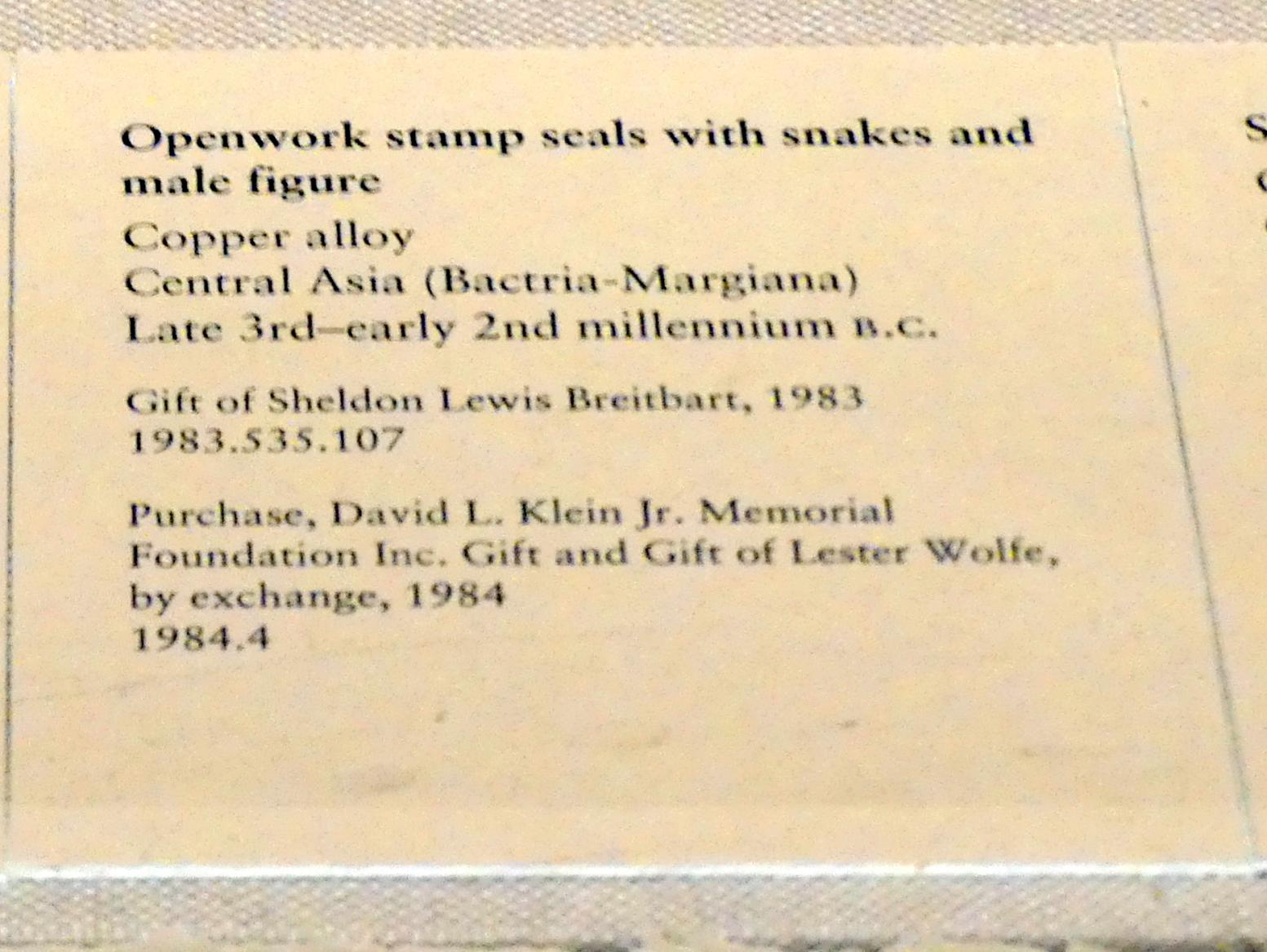 Durchbrochener Stempelsiegel: Figur mit Schlangen, Bronzezeit, 3365 - 700 v. Chr., 2200 - 1800 v. Chr., Bild 2/2