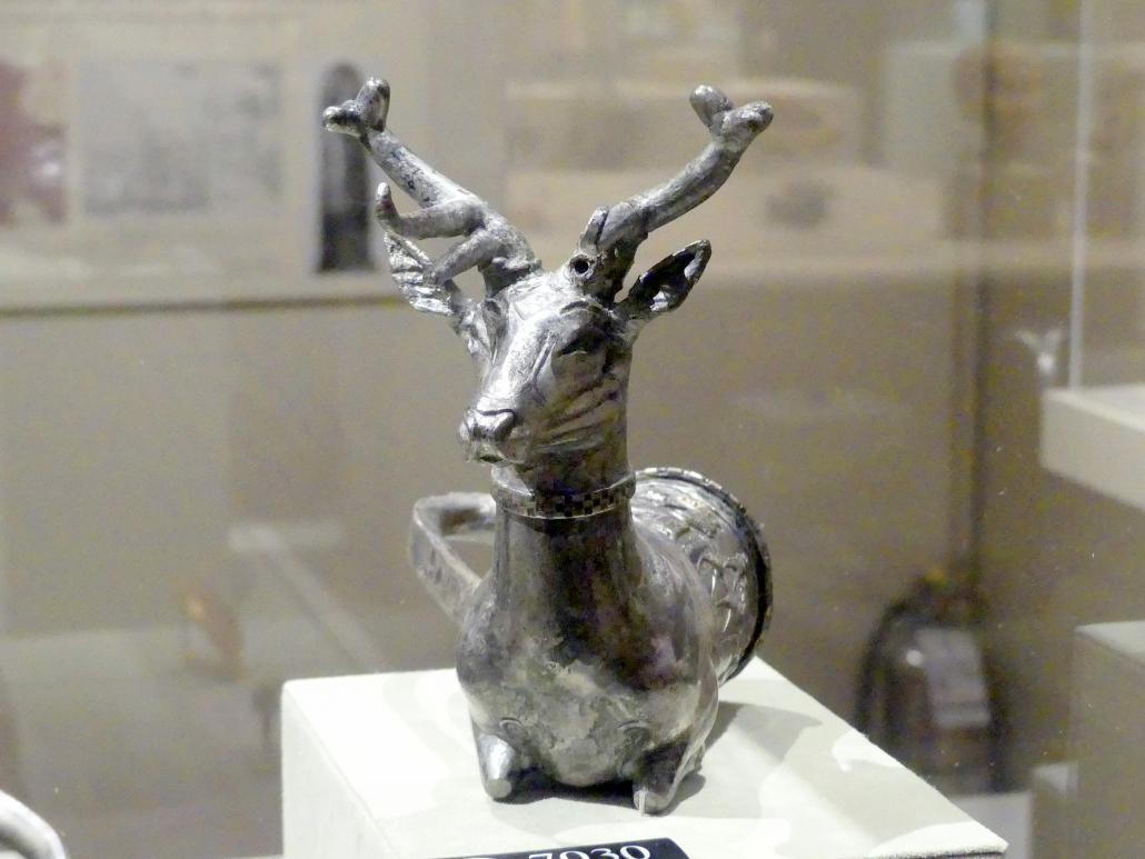 Gefäß in Form eines Hirsch-Vorderteils, 1500 - 1200 v. Chr.