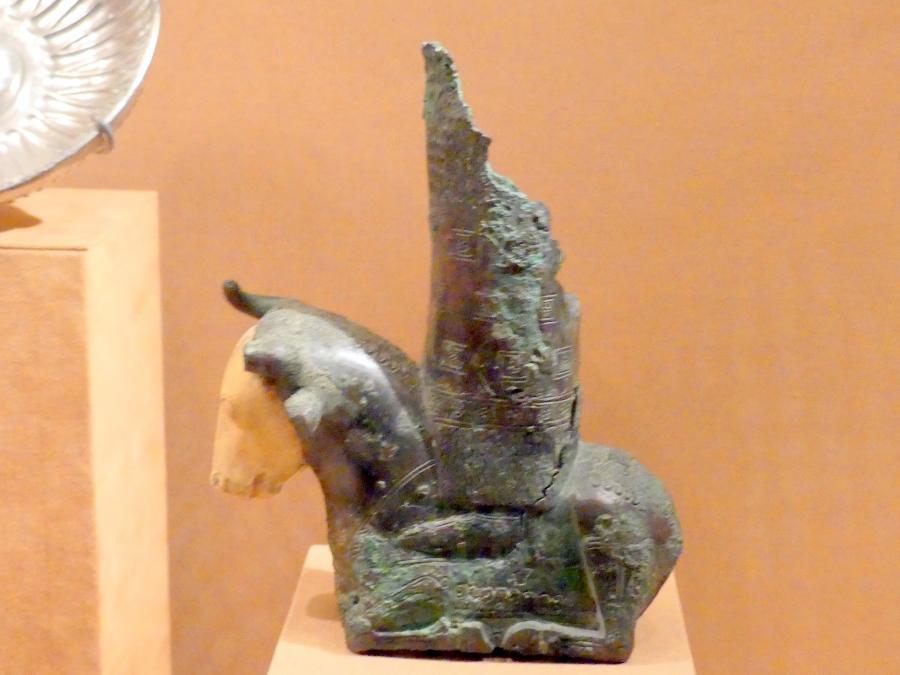 Teil eines Throns mit Gottheit auf einem Stier, 720 - 600 v. Chr.