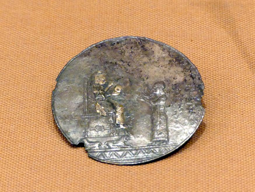 Medaillon mit einer sitzenden Gottheit und einem männlichen Anbeter, 800 - 600 v. Chr.