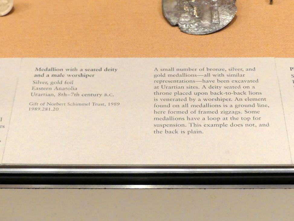 Medaillon mit einer sitzenden Gottheit und einem männlichen Anbeter, 800 - 600 v. Chr., Bild 2/2