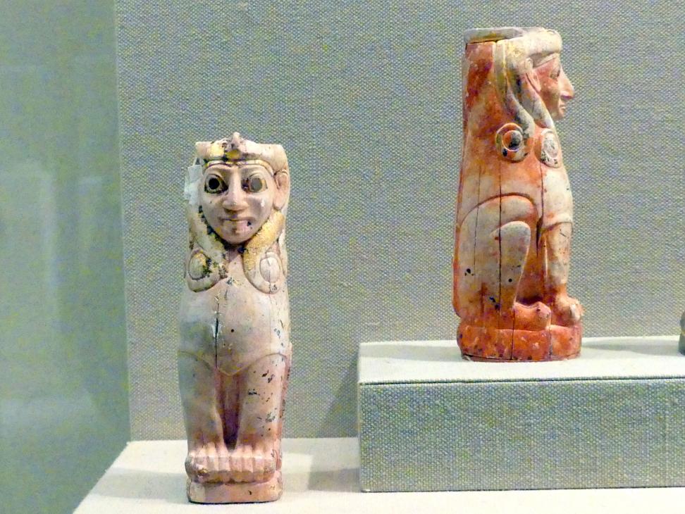 Möbelbasis: weibliche Sphinxen mit Locken im Hathor-Stil, Assyrisches Reich, 1920 - 1600 v. Chr., 1820 - 1740 v. Chr., Bild 1/3