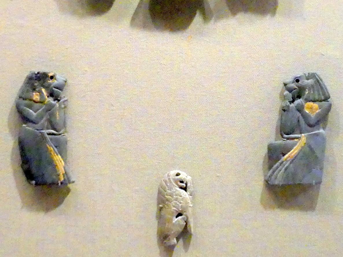 Plakettenfragmente: kniende löwenköpfige Figuren, Assyrisches Reich, 1920 - 1600 v. Chr., 1820 - 1740 v. Chr., Bild 1/2