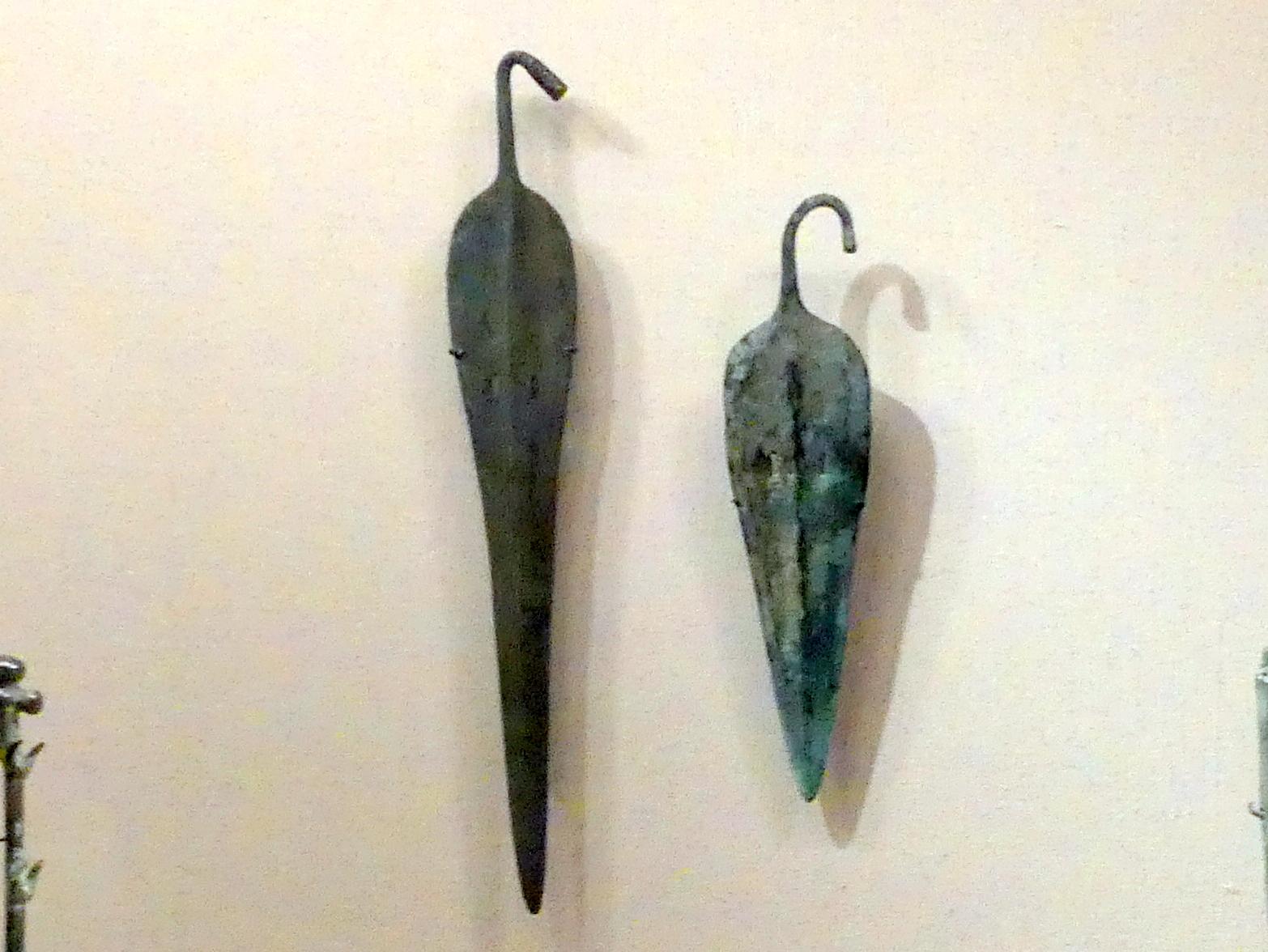 Speerspitzen mit gebogenem Zapfen und geschlitzter Klinge, Frühe Bronzezeit III, 2400 - 2000 v. Chr., 2300 - 2000 v. Chr., Bild 1/2
