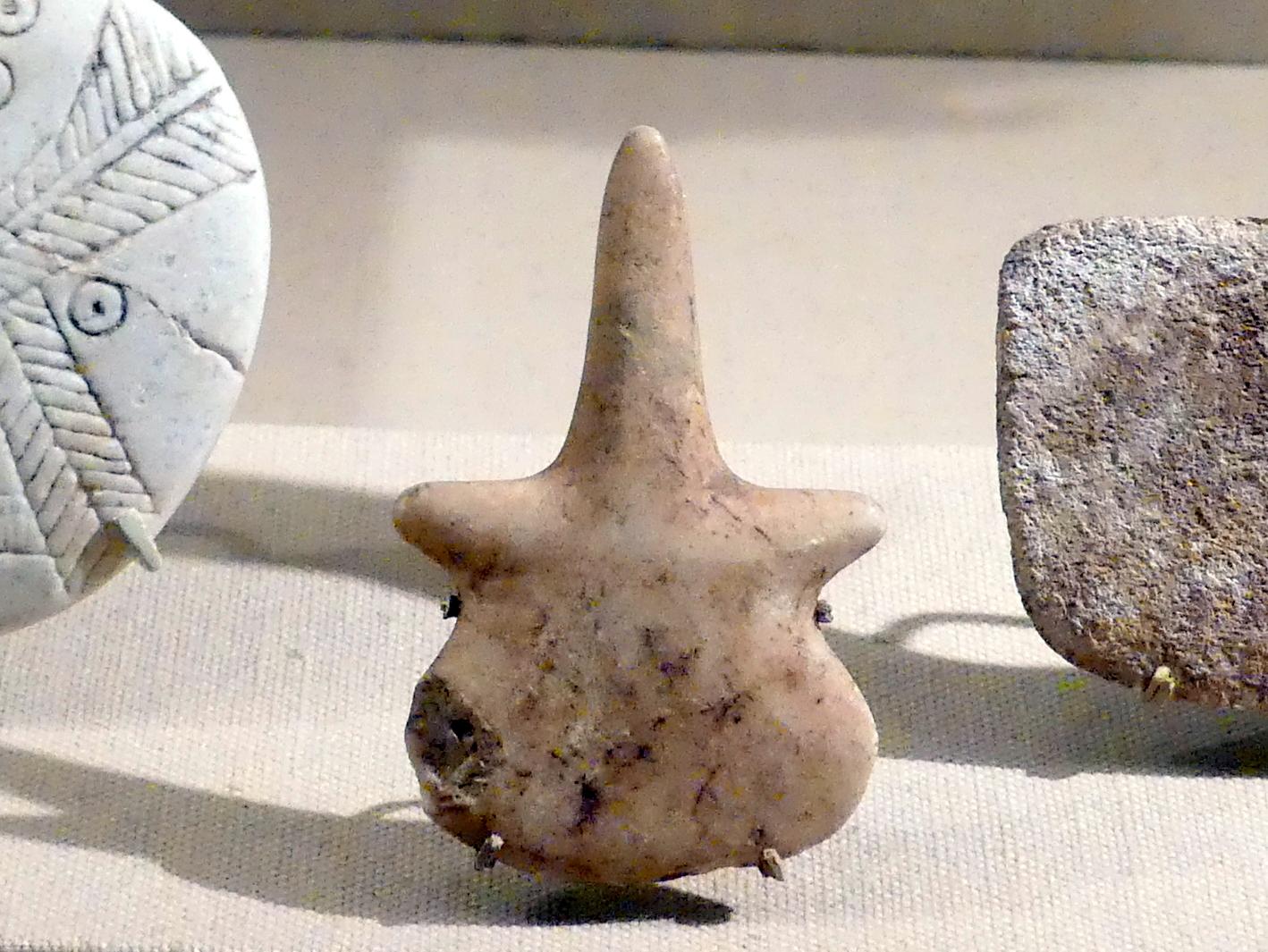 Geigenförmiges Idol: schematische weibliche Figur, Frühe Bronzezeit I, 3000 - 2700 v. Chr., 3000 - 2700 v. Chr., Bild 1/2