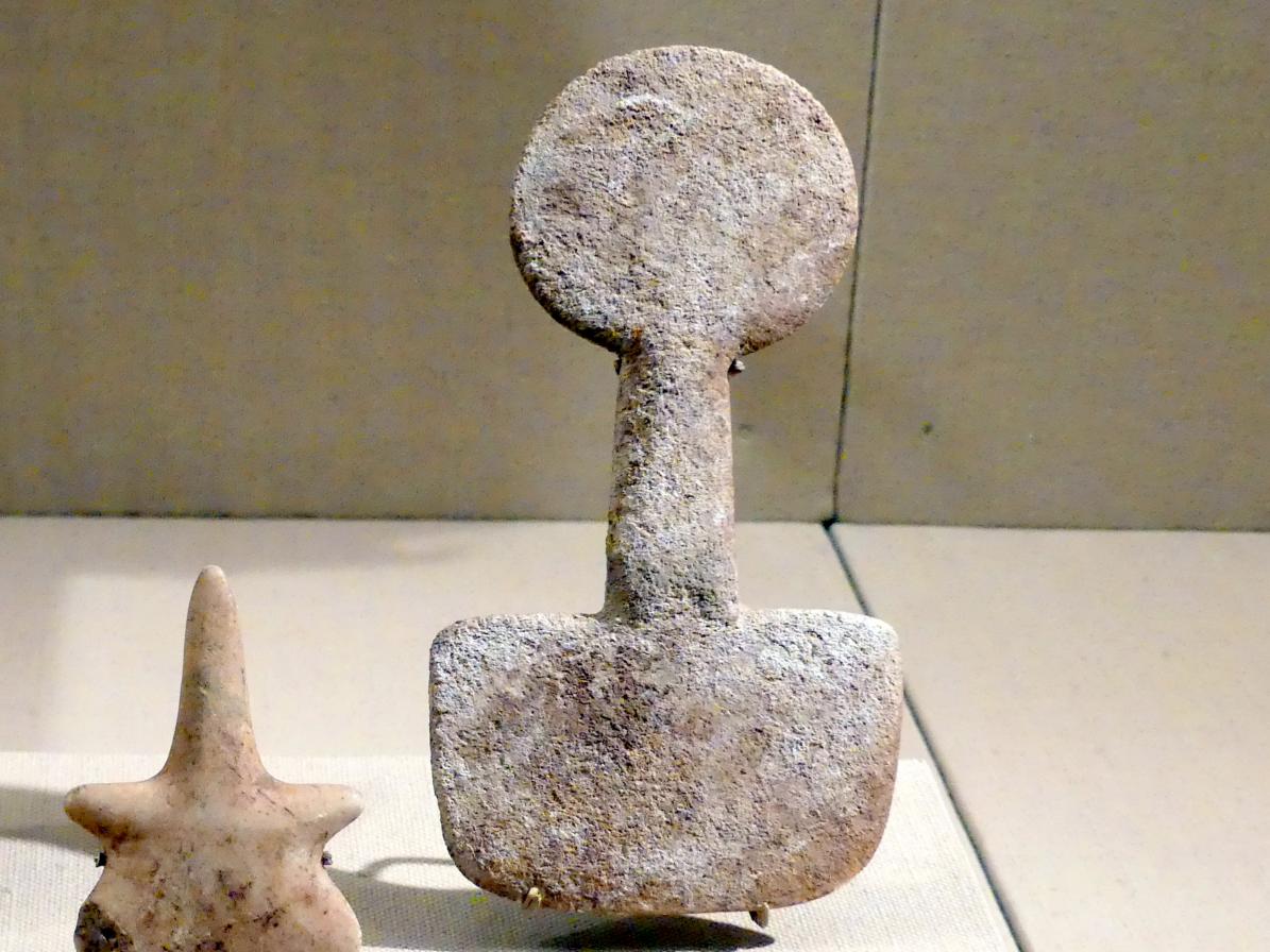 Spatenförmige schematische weibliche (?) Figur, Frühe Bronzezeit I, 3000 - 2700 v. Chr., 3000 - 2800 v. Chr., Bild 1/2