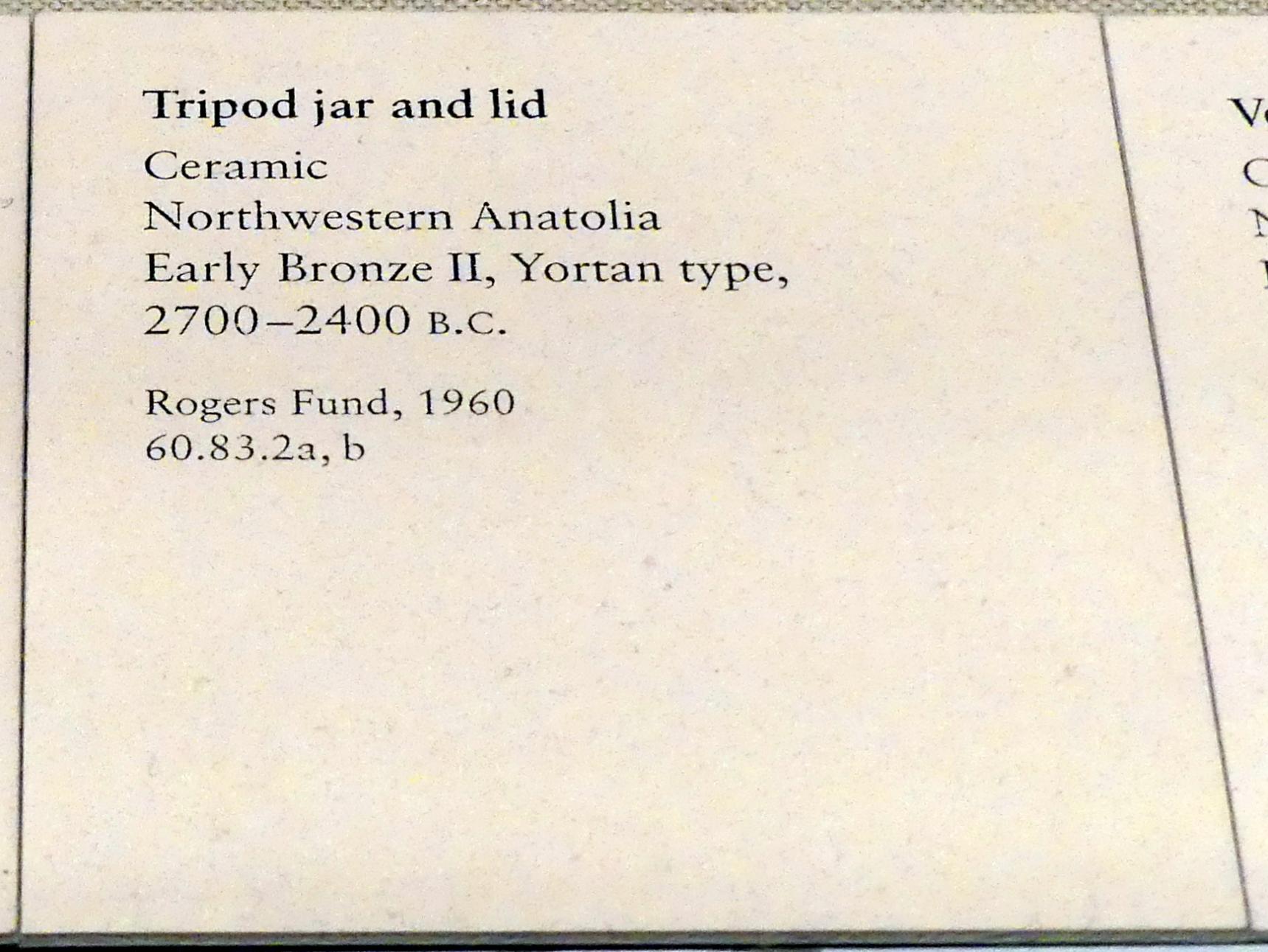 Dreibeingefäß und Deckel, Frühe Bronzezeit II, 2700 - 2400 v. Chr., 2700 - 2400 v. Chr., Bild 2/2