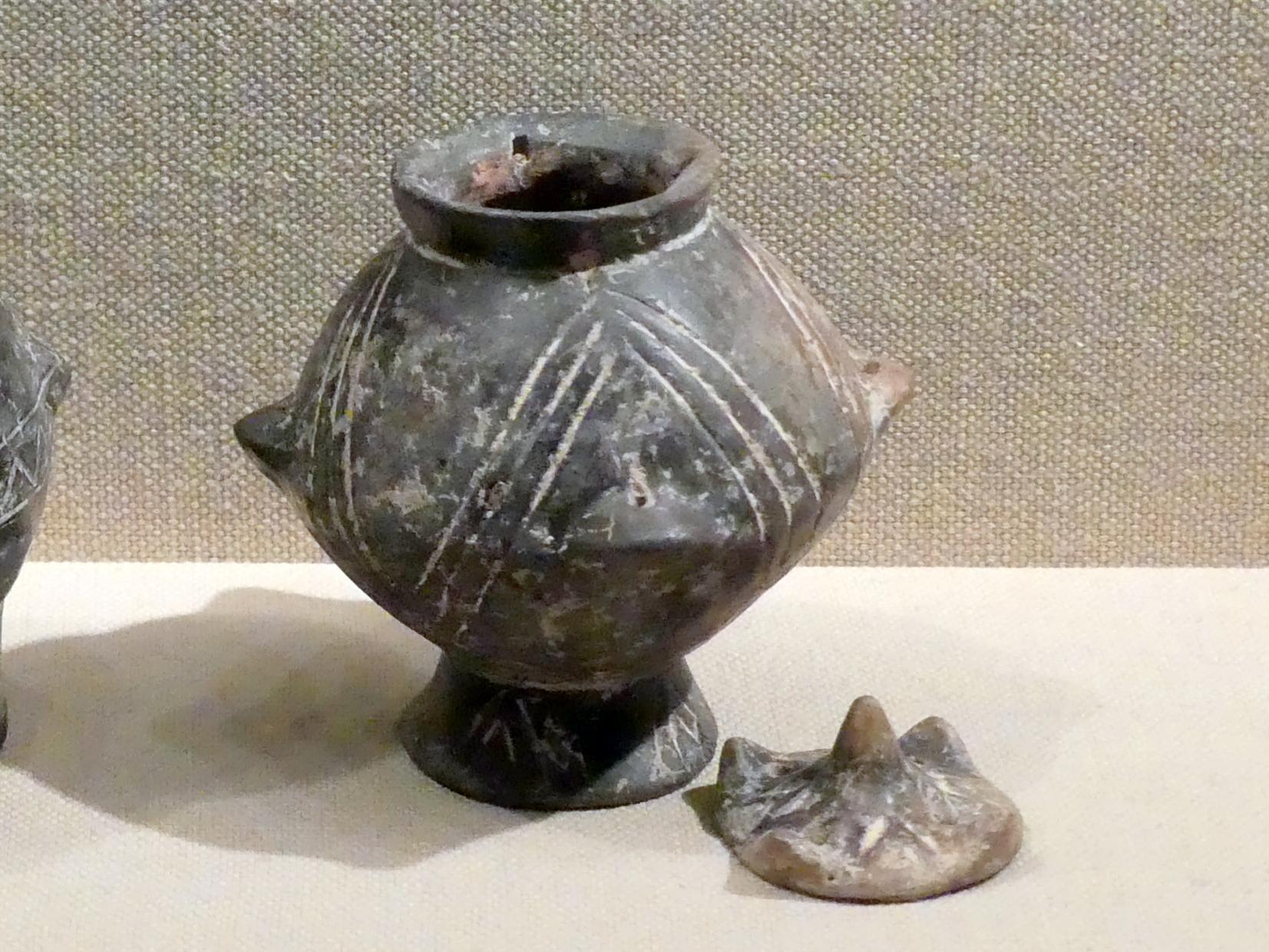 Gefäß mit Deckel und geritzter Dekoration, Frühe Bronzezeit II, 2700 - 2400 v. Chr., 2700 - 2400 v. Chr., Bild 1/2