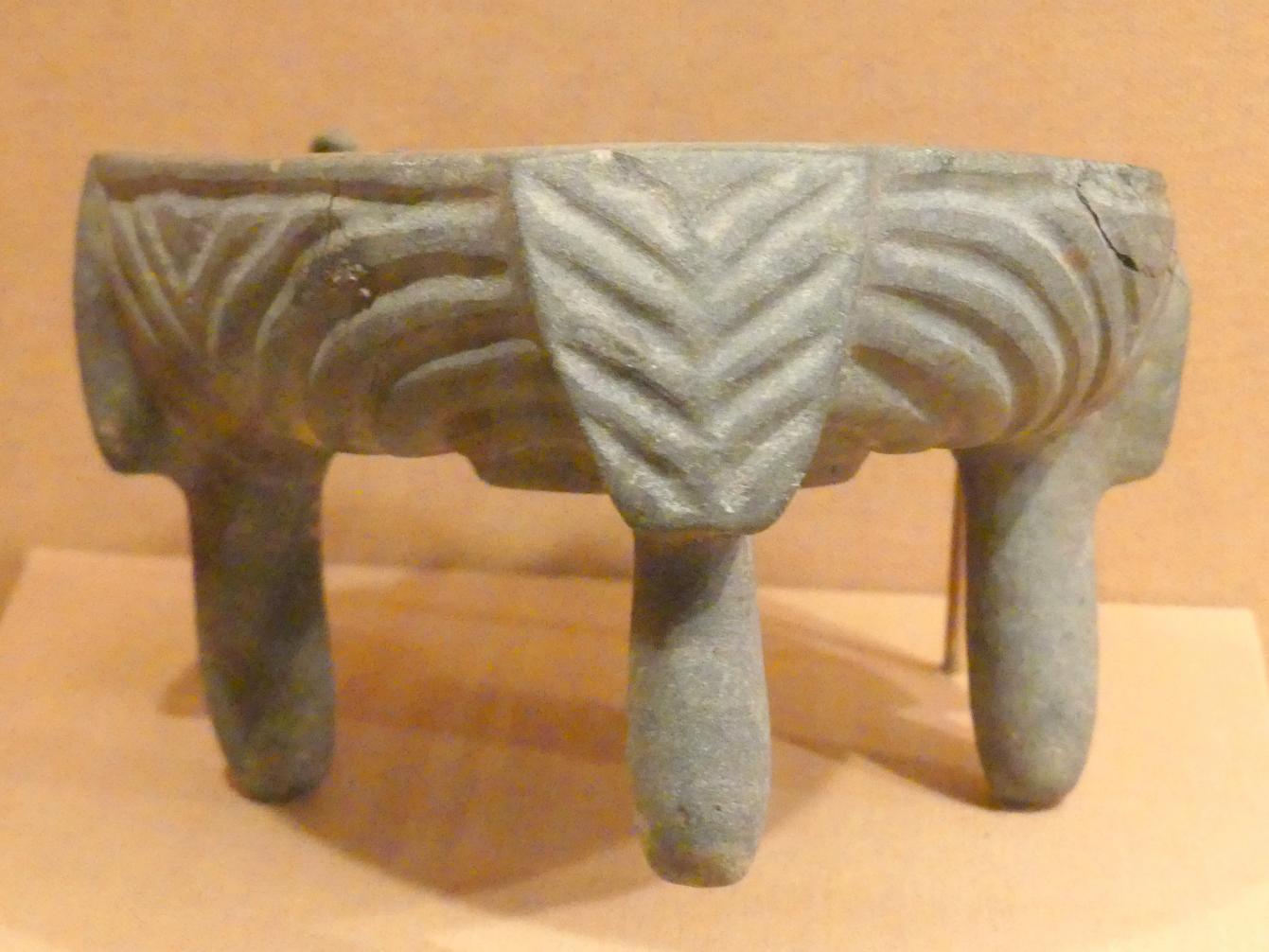 Dreibeinschale, Eisenzeit II, 1000 - 700 v. Chr., 900 - 800 v. Chr., Bild 2/3