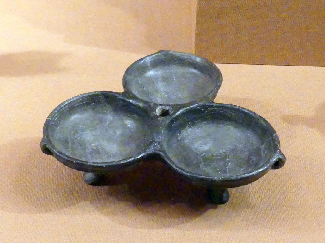 Dreiteilige Schale mit Füßen, Eisenzeit II, 1000 - 700 v. Chr., 900 - 800 v. Chr., Bild 1/2