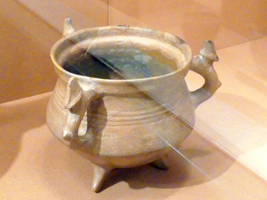 Dreibeingefäß mit tierförmigen Henkeln, Eisenzeit II, 1000 - 700 v. Chr., 900 - 800 v. Chr.