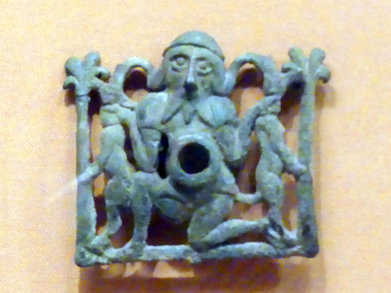 Backenstück einer Pferdetrense in Form eines knienden Helden, 1000 - 750 v. Chr.